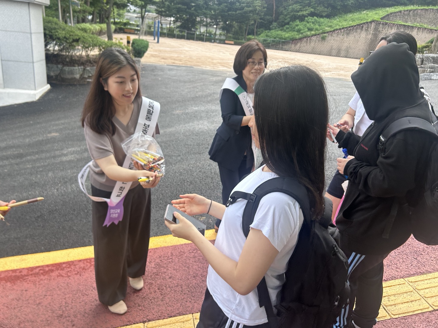 
															
															
																
																	교육활동보호 및 여름 휴가철 아동학대예방 캠페인 실시 [1번째 이미지]
																
																
															
														