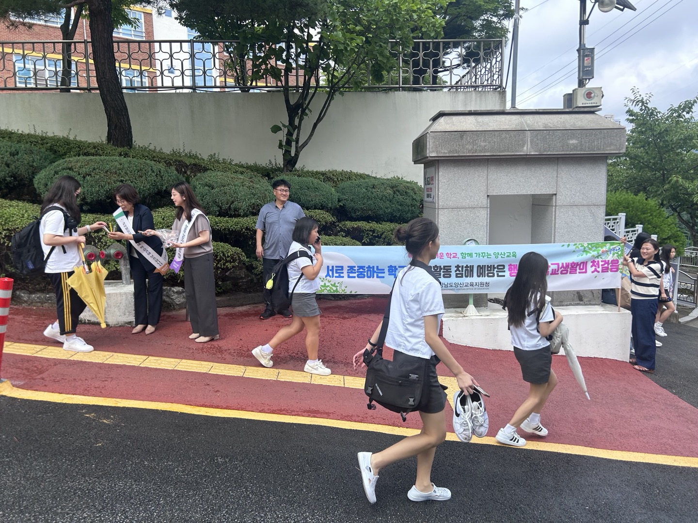 
															
															
																
																	교육활동보호 및 여름 휴가철 아동학대예방 캠페인 실시 [2번째 이미지]
																
																
															
														